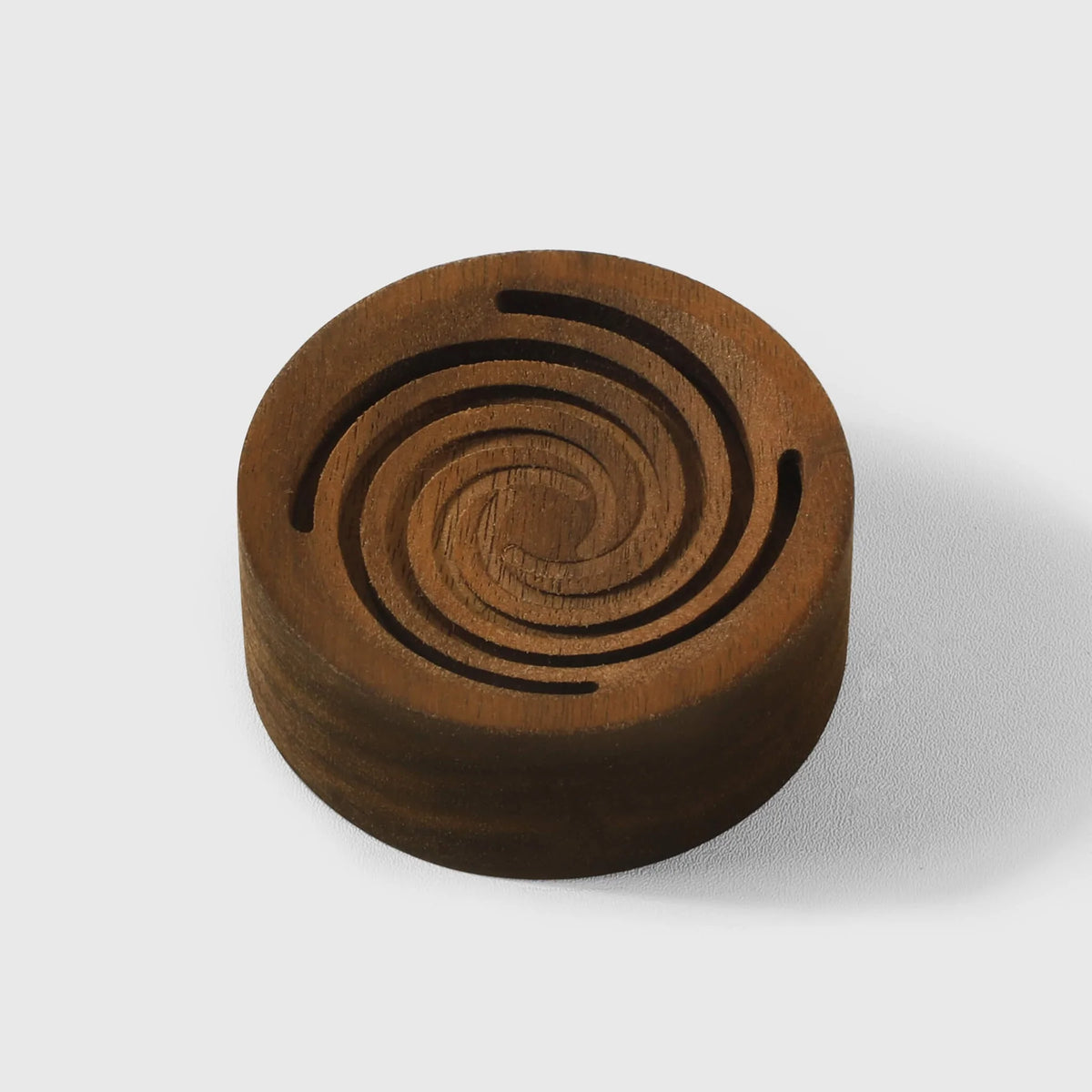 Diffuseur d'huiles essentielles en noyer avec design moderne en spirale pour bien-être à la maison.