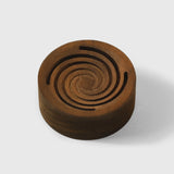 Diffuseur d'huiles essentielles en noyer avec design moderne en spirale pour bien-être à la maison.