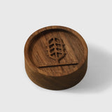 Diffuseur d'Huiles Essentielles en bois de noyer, finition naturelle, style minimaliste pour le bien-être à la maison.