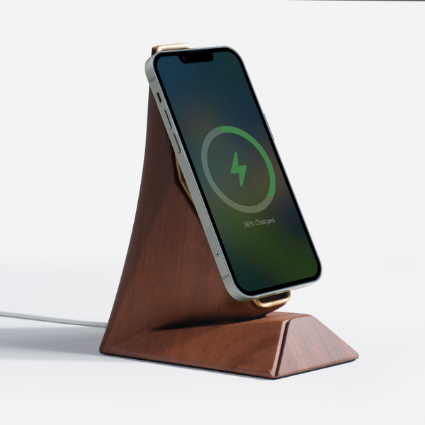 Support hexagonal en bois pour chargement MagSafe, design moderne et élégant, compatible avec téléphone mural.