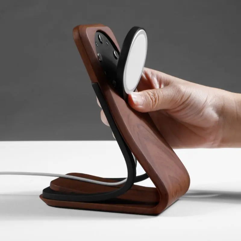 Wooden MagSafe phone stand with a sleek design, perfect for desk organization from Station de charge.