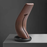 Support Cobra en Bois pour chargement MagSafe, design élégant en bois avec base noire, accessoires de bureau.