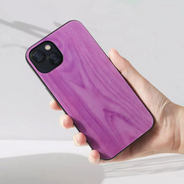 Violet MagSafe case with robust protection and gradient finish for iPhone 15 models by Accessoire.