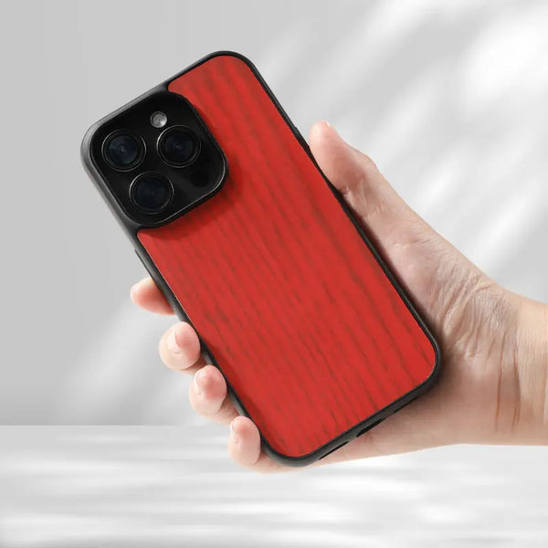 Coque MagSafe rouge en bois pour iPhone 15, 15 Plus et 15 Pro, protection magnétique et design moderne.