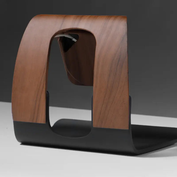 Support Cascade 2023 MagSafe phone charging station in dark wood with sleek design by Station de charge.