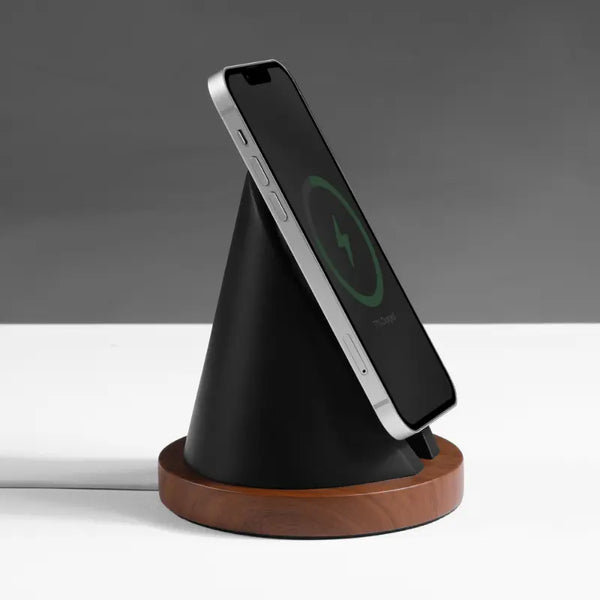 Black and wooden charging tipi stand with MagSafe compatibility for smartphones by Station de charge.
