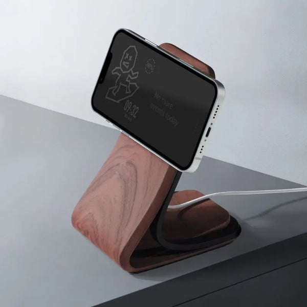 Wooden MagSafe phone stand with a sleek design, perfect for office use by Station de charge.