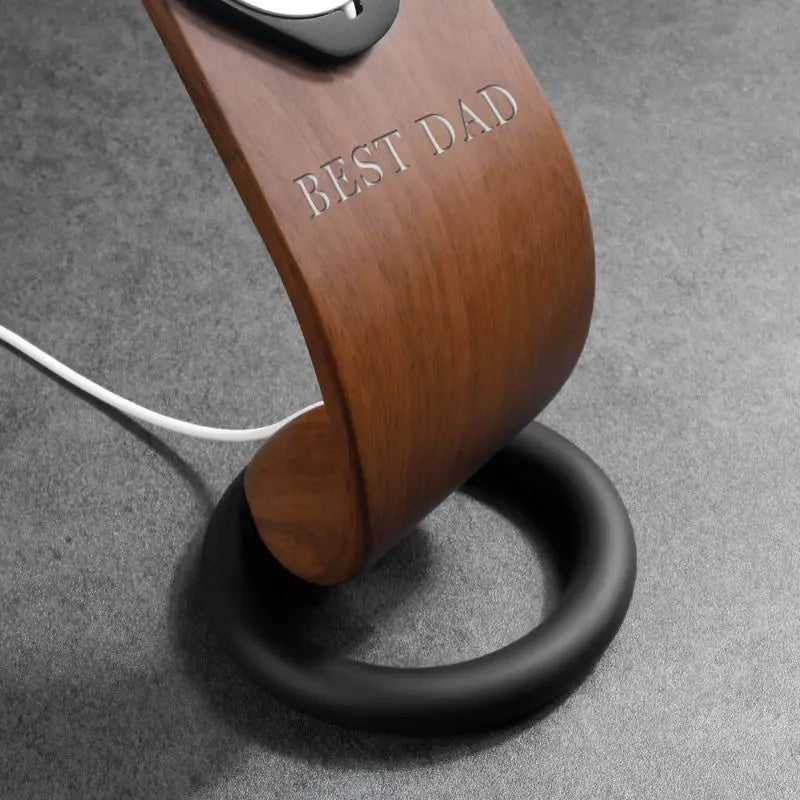 Support Cobra MagSafe en bois avec gravure "BEST DAD" et base en silicone noire, idéal pour charger iPhone et smartphone.