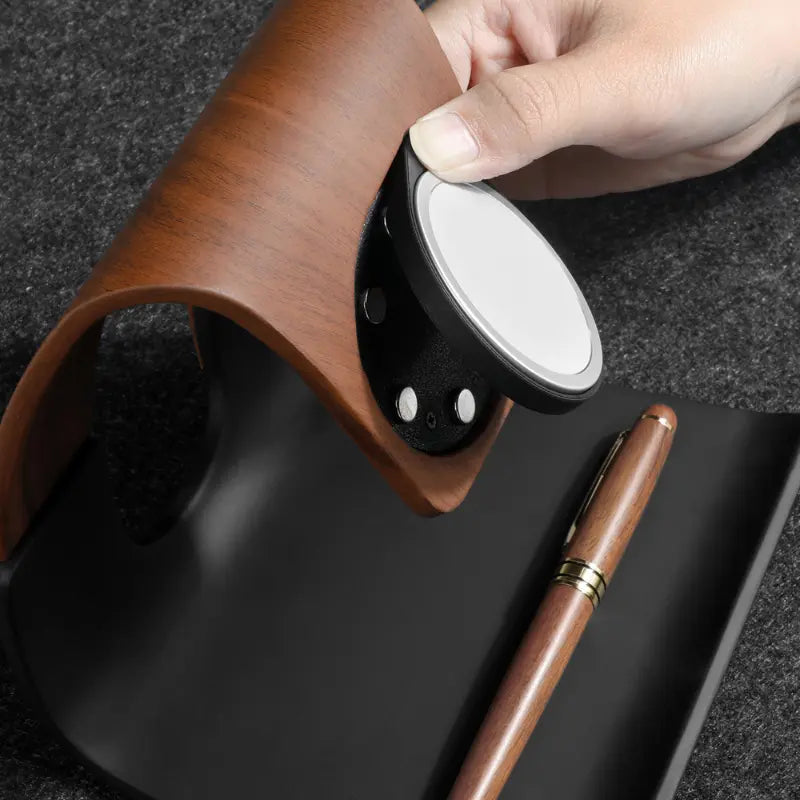 Natural wood MagSafe phone charger with removable pad and modern design by Station de charge.