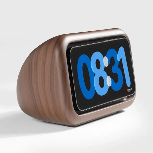 Retro wooden alarm clock with large digital display, designed for iPhone 16 compatibility, by Station de charge.