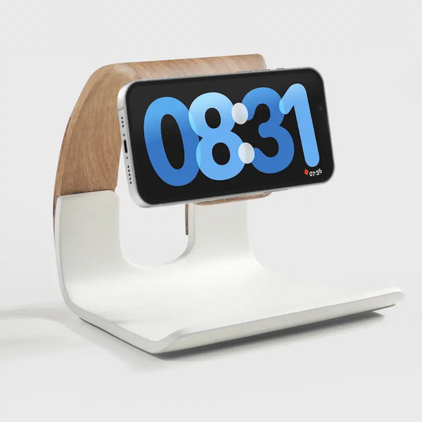 MagSafe wooden phone charging station in light wood, designed for home and office use by Station de charge.