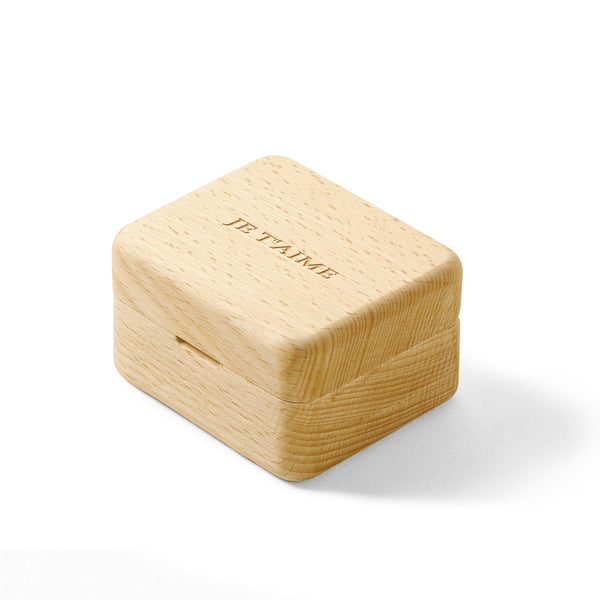 Personalized wooden ring box with engraved "Je t'aime" from Frêne blanc, ideal for jewelry storage.