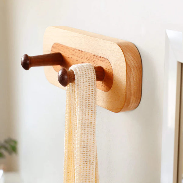 Crochet en bois naturel en chêne rouge et noyer, élégant accessoire mural pour l'entrée, design moderne.