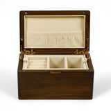 Boîte à bijoux en noyer noir américain avec gravure personnalisée, intérieur en velours beige, compartiments pratiques.