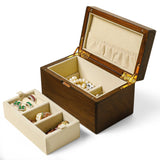 Boîte à bijoux en noyer noir américain avec gravure personnalisée, compartiments et doublure en velours beige.