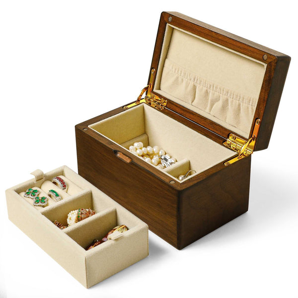 Boîte à bijoux en noyer noir américain avec gravure personnalisée, compartiments et doublure en velours beige.