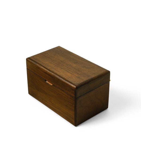 Boîte à bijoux en noyer noir avec gravure personnalisée, design élégant et écologique.