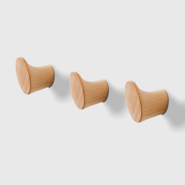 Red oak wall-mounted coat hooks, minimalist design, by Chêne rouge