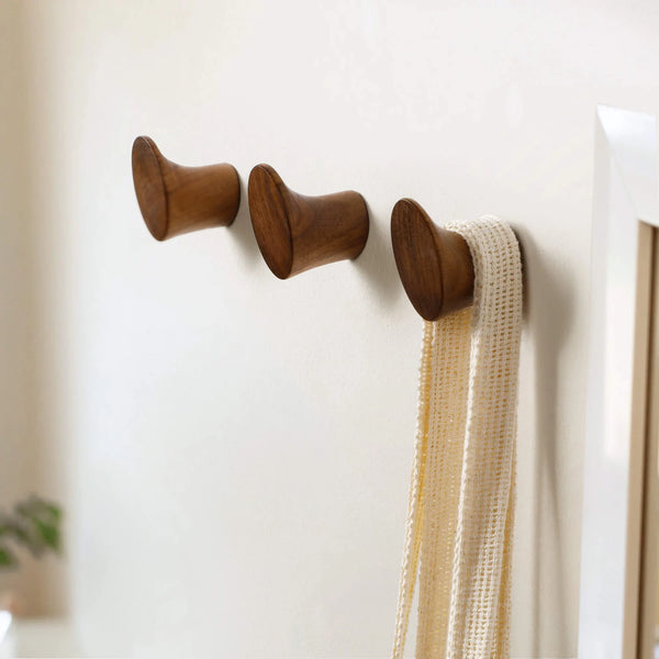 Crochets muraux en chêne rouge de Noyer noir, idéaux pour le rangement, style moderne et naturel.
