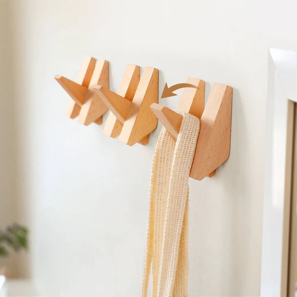 Wooden triangle hooks in red oak and walnut finishes, ideal for wall organization by Frêne.
