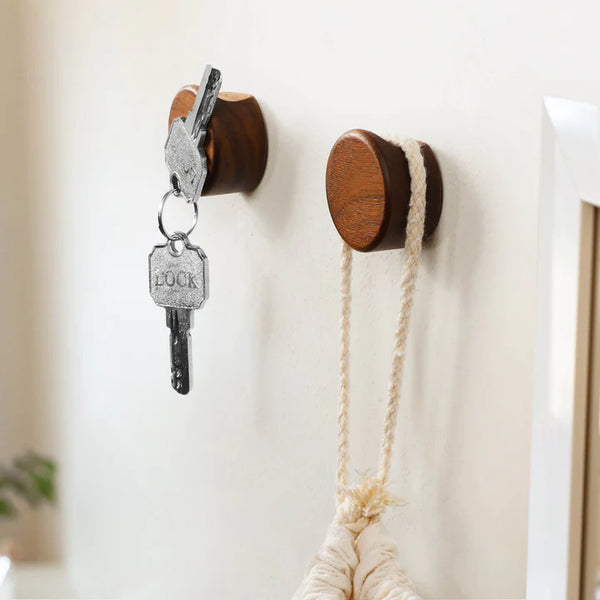 Magnetic multi-functional wall hooks in dark wood, perfect for key and accessory storage. Brand: Noyer noir.