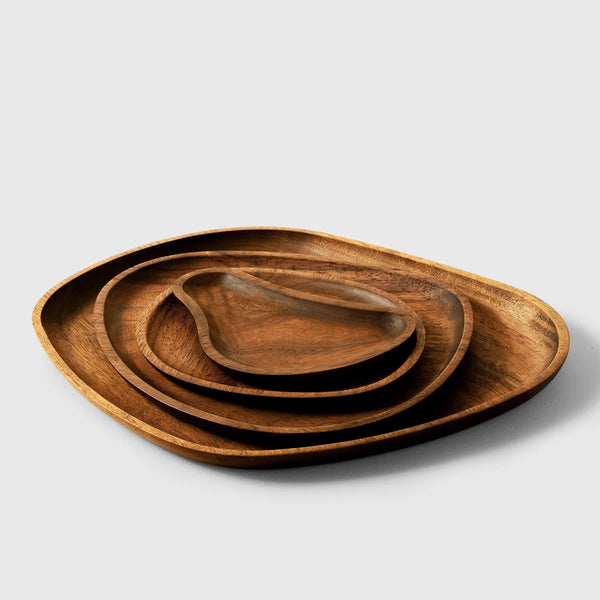 Assortment of handcrafted wooden plates in varying sizes by Noyer noir, featuring personalized engraving.