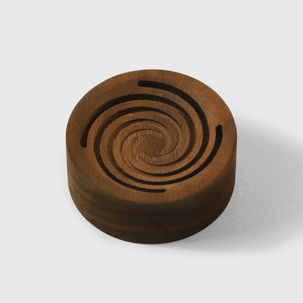 Diffuseur d'huiles essentielles en noyer avec design moderne en spirale pour bien-être à la maison.