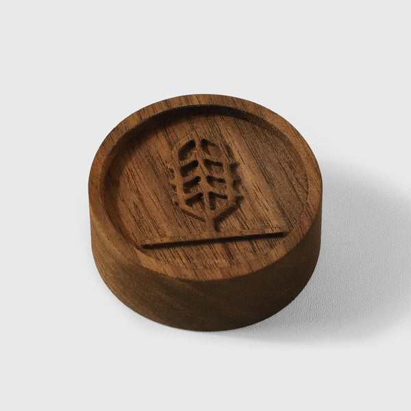 Diffuseur d'Huiles Essentielles en bois de noyer, finition naturelle, style minimaliste pour le bien-être à la maison.
