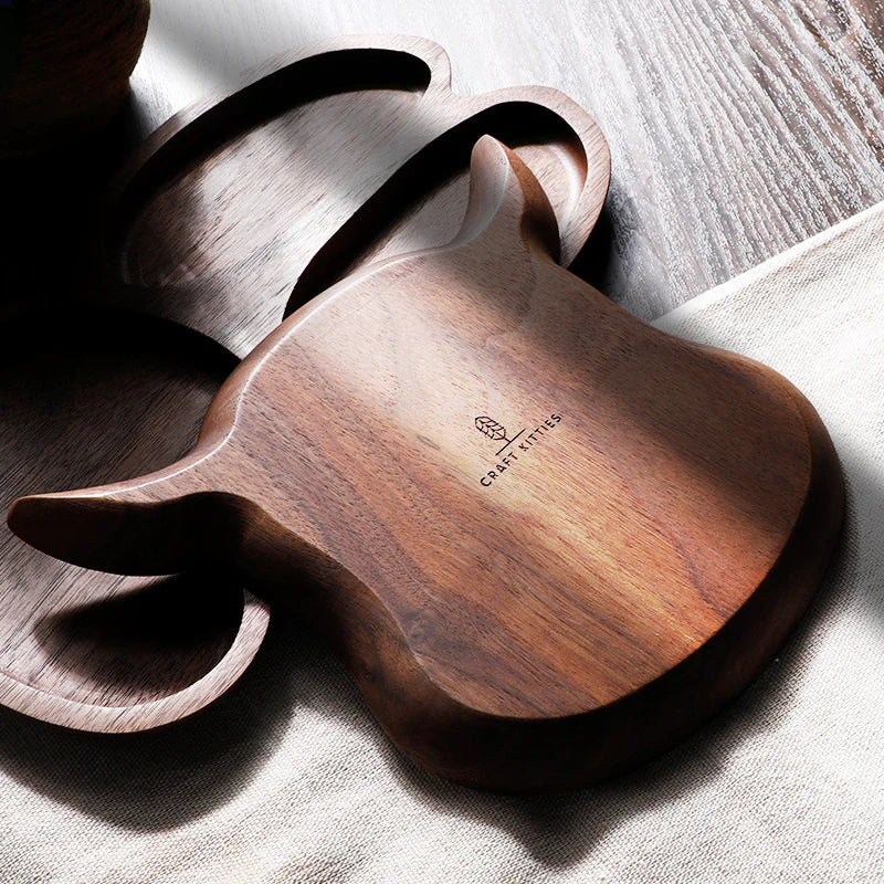 Assiette Vache en bois de noyer noir avec gravure personnalisée, style artisanal français.