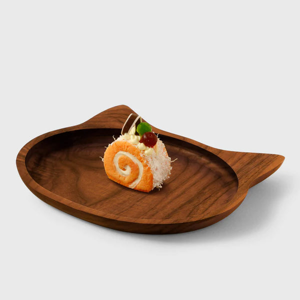 Personalized wooden cat-shaped plate from Noyer noir with artisanal engraving, perfect for serving pet snacks.